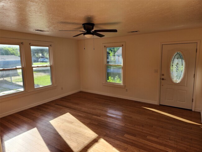 Building Photo - 505 Connie St