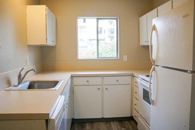 Building Photo - Great Top-Floor 2-Bedroom Near OHSU w/Private Balcony!