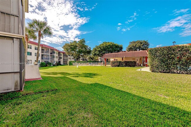 Building Photo - 9410 N Hollybrook Lake Dr