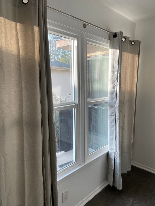 Double-Paned Living Room Windows - 6128 De Longpre Ave