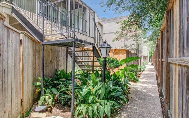 Building Photo - 5711 Sugar Hill Dr