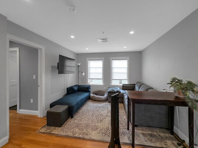 Building Photo - 19 Iona St