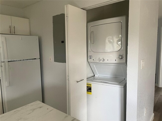 Building Photo - 582 SW 2nd Pl