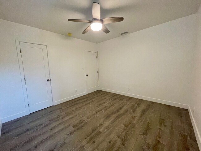 Building Photo - Fully Remodeled 4 Bedroom 2.5 Bathroom in ...