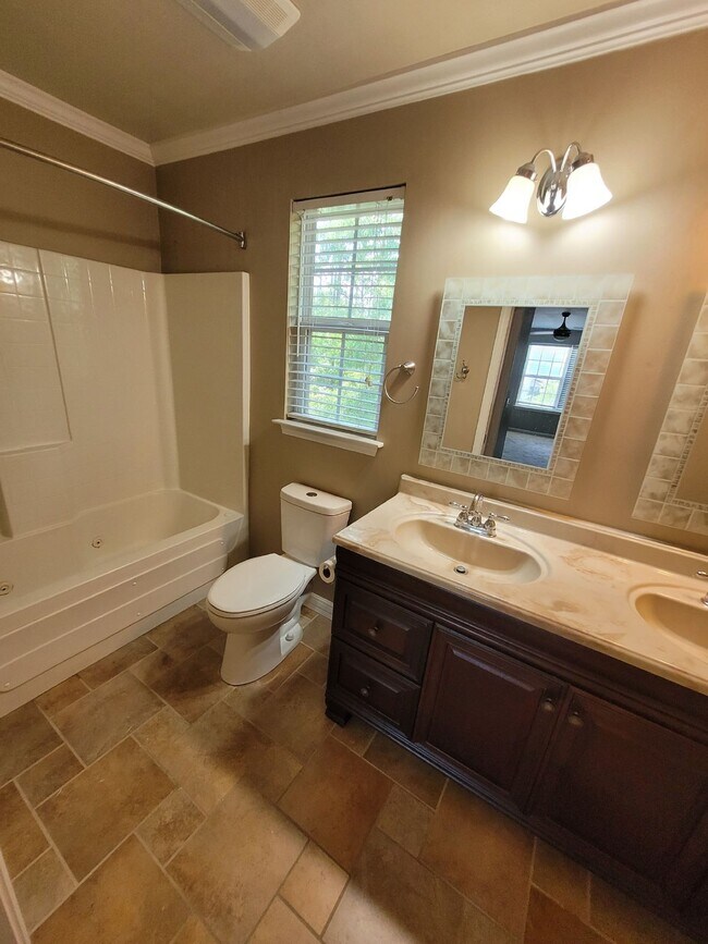 Building Photo - Spacious Three Bedroom Townhome in Wellstone!