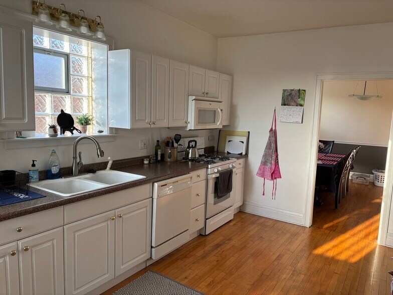 Kitchen - 4215 N Francisco Ave