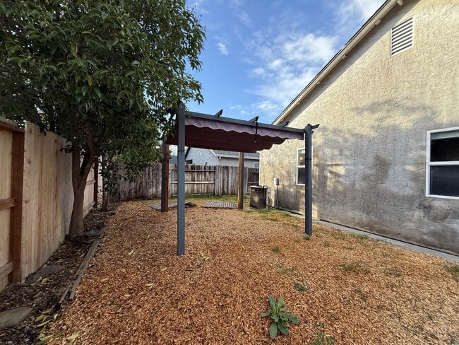 Building Photo - 52 Artesia Dr