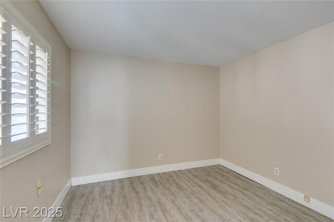 Building Photo - LOCATED IN GATED COMMUNITY JUST MINUTES FR...