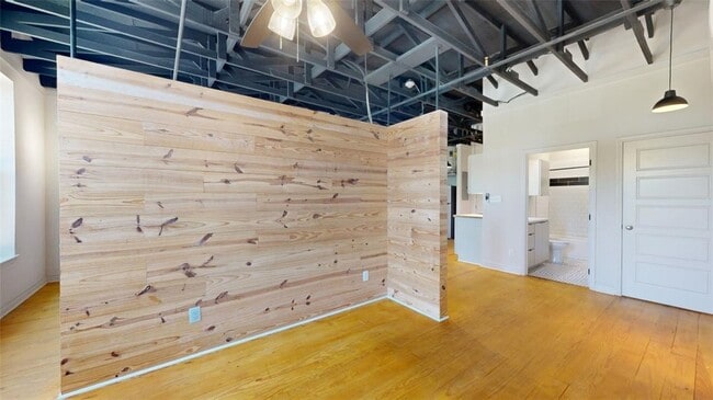 Building Photo - 305 W 27th St