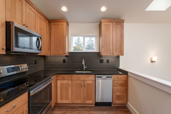 Building Photo - 5532 NE 31st Ave