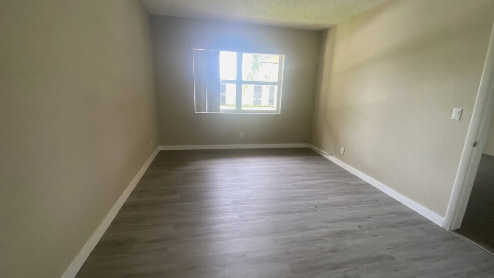 Building Photo - 770 SE 2nd Ave