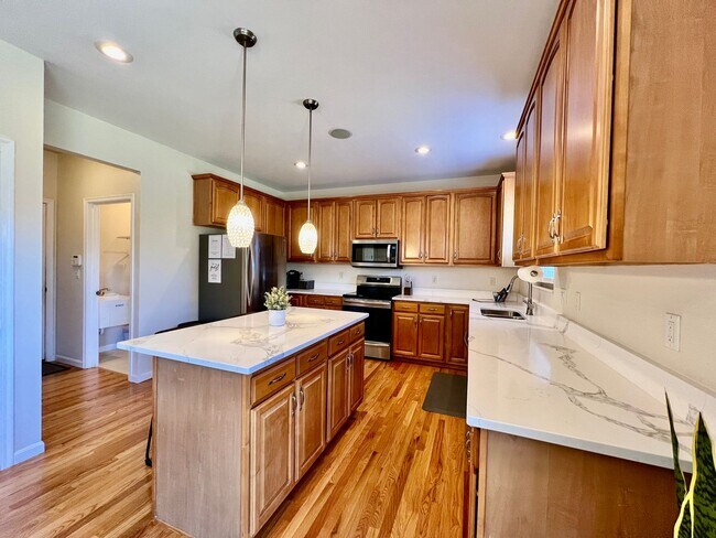 Building Photo - Large executive home in pool community Mas...