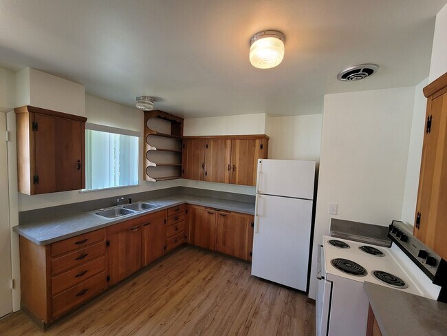 Building Photo - Lovely 2 Bed + 1 Bath in Forest Grove!! Near Pacific University!
