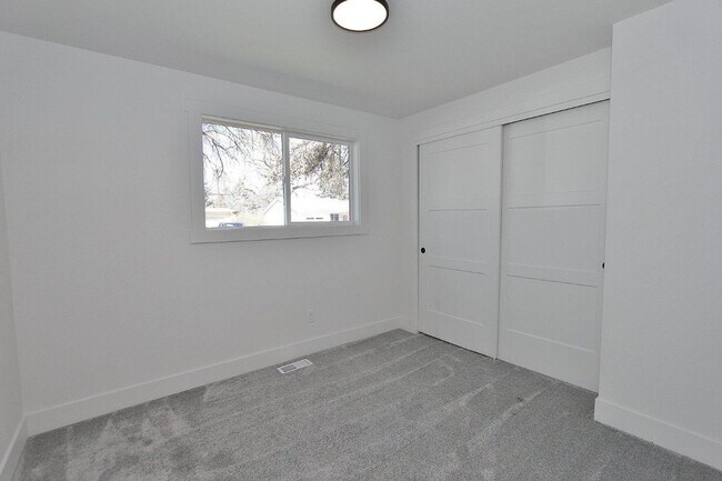 Building Photo - Charming Single-Level Home