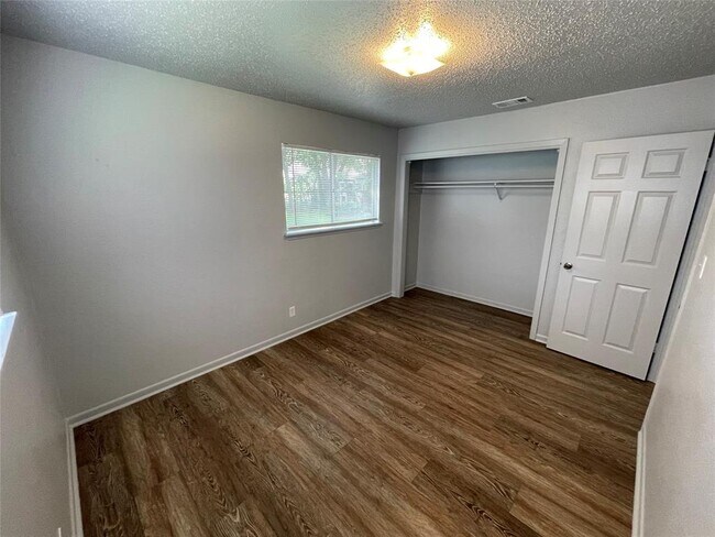 Building Photo - 5900 Glen Meadow Dr