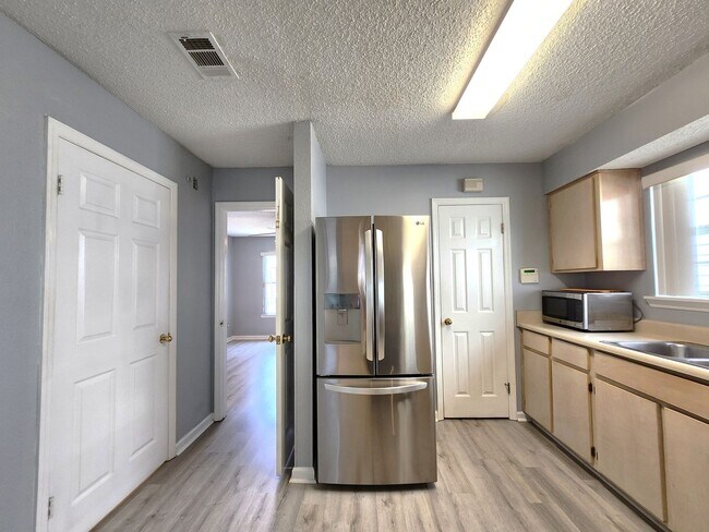 Building Photo - 3 bedroom townhome for rent in NE Tallahassee, wood floors, fenced yard available for a move in r...