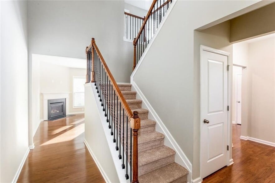 Building Photo - 2105 Greencrest Cir
