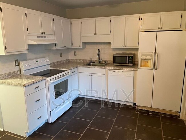 Building Photo - 10 Bass Ln