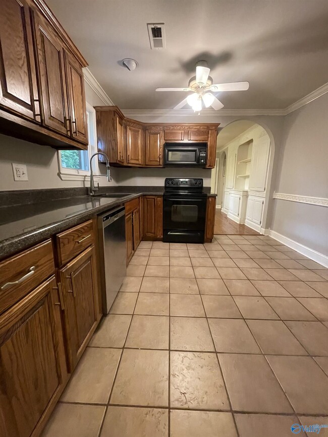 Building Photo - 505 Greenacres Dr NW