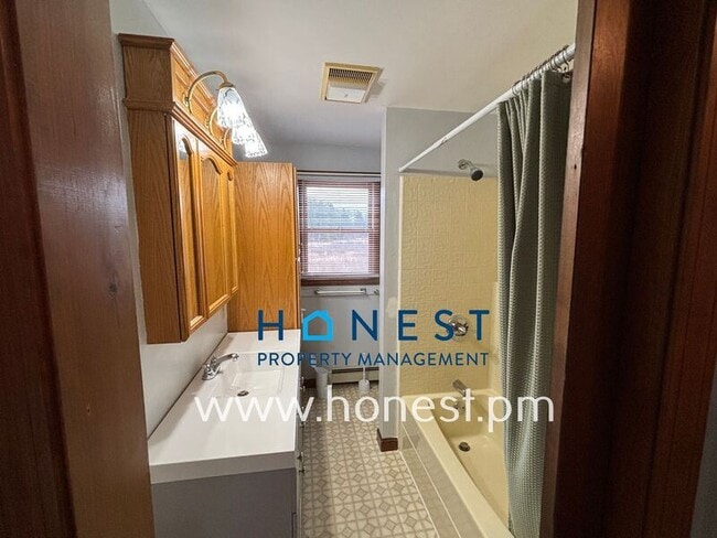 Building Photo - 273 Pond Rd