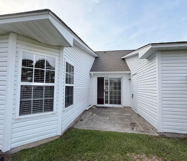 Building Photo - North Wilmington/ground floor patio home/two bedrooms. North Chase/Laney High school area.