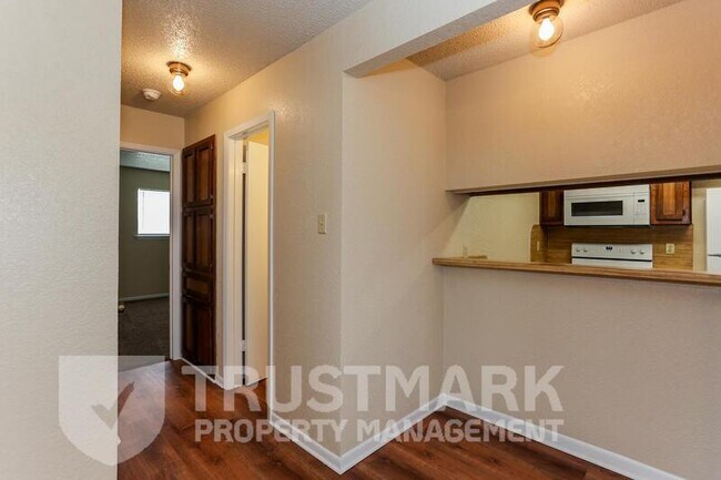 Building Photo - 2701 Bermuda Dr