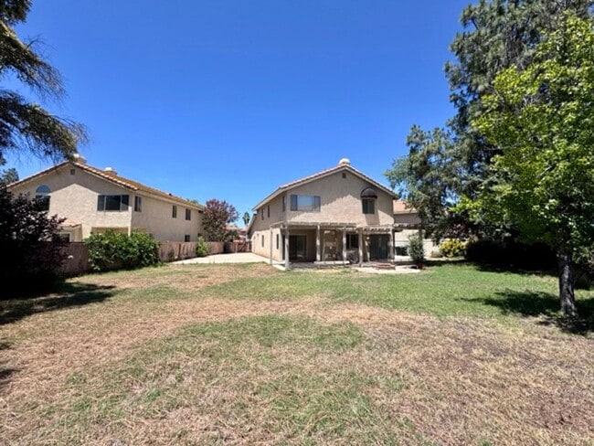 Building Photo - Spacious 4 Bedroom Home with Expansive Bac...