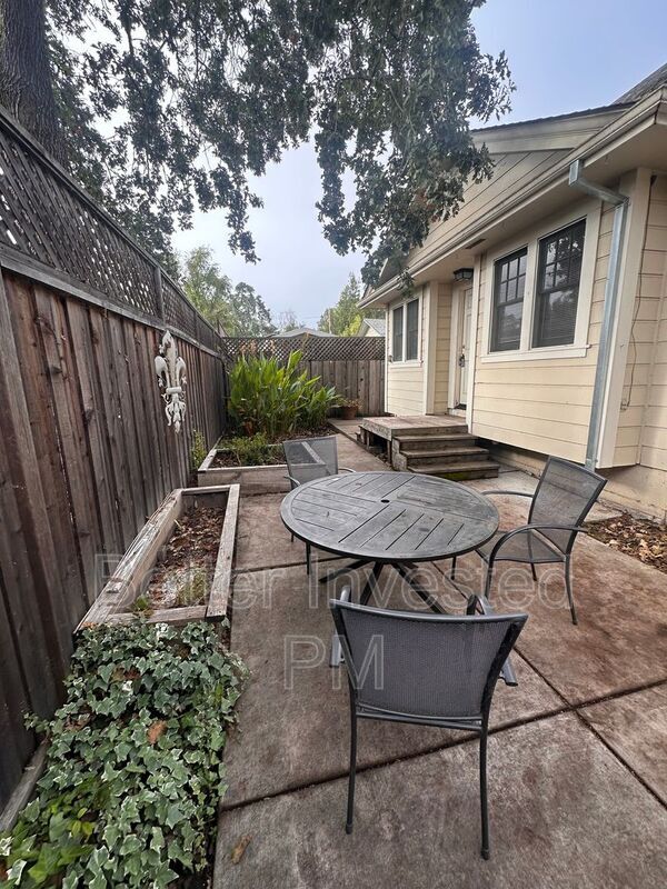 Building Photo - 2065 Hoen Ave