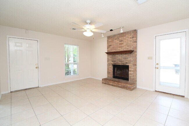 Building Photo - 3BR Home in Milton | All Tile Flooring (No Carpet) | Fenced Yard + Garage | Available 5/1.