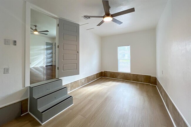 Building Photo - 909 SW 48th St