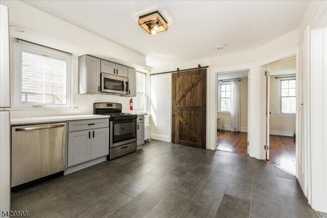 Building Photo - 43 Pleasant Way