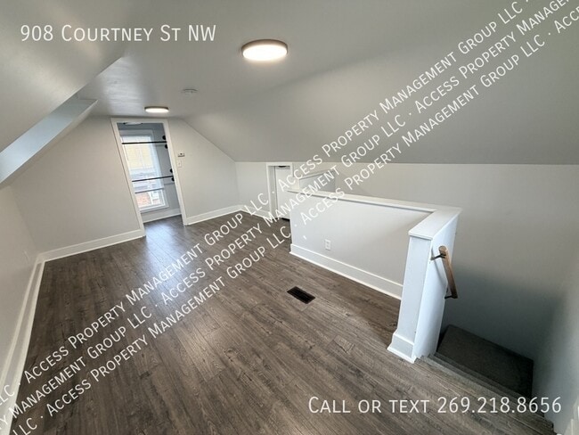 Building Photo - 908 Courtney St NW
