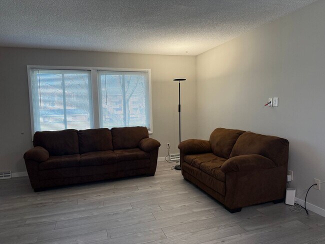 Building Photo - Low Maintenance Living - 2 Bedroom 2 Bathr...