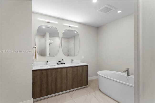 Building Photo - 17550 Collins Ave