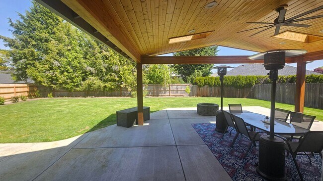 Building Photo - Felida Gem... 4 bedroom, 2.5 bath availabl...