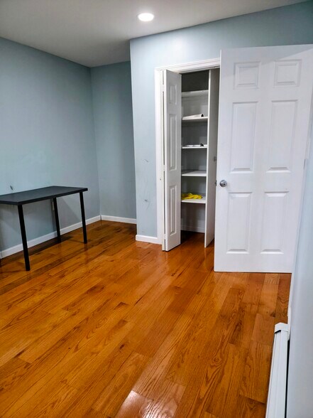 Bed 3 - 76 Brenner Ave