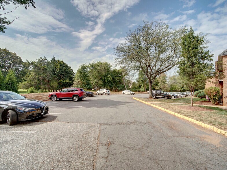 Building Photo - 807 Eves Dr