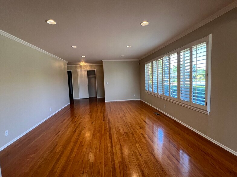 Building Photo - 1159 Runnymede Dr