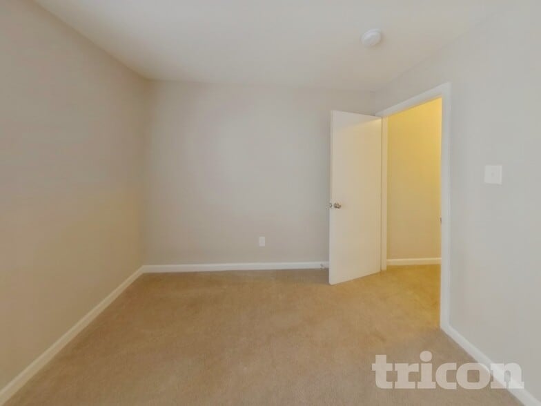 Building Photo - 923 Littleton Dr