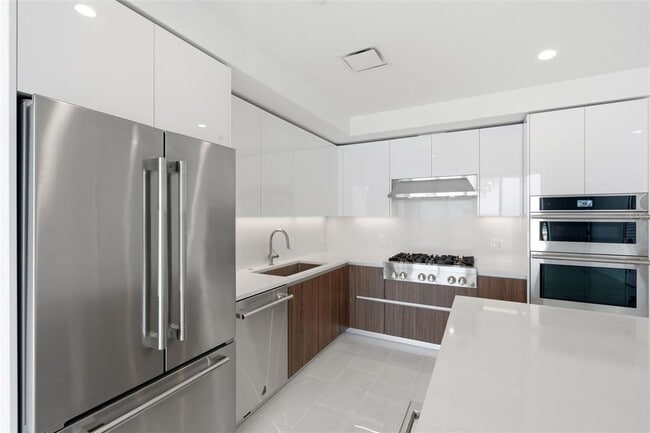 Building Photo - 400 Central Ave