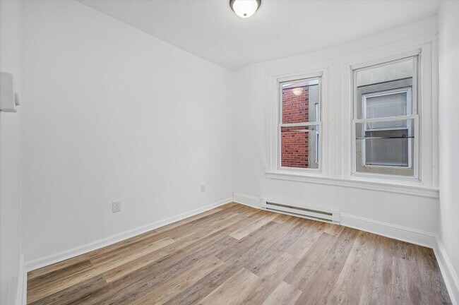 Building Photo - 402 N 59th St