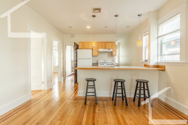 Building Photo - No Brokers Fee, Pets Friendly, Eat-in Kitchen, Big Bedrooms, Laundry on a Site