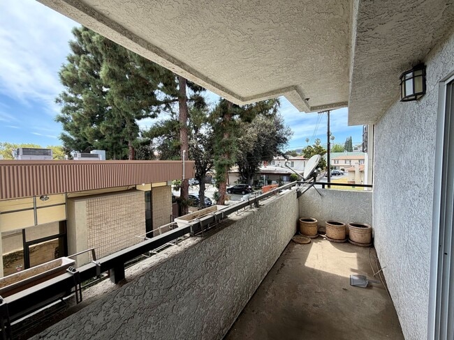 Building Photo - 156 S Oak Knoll Ave