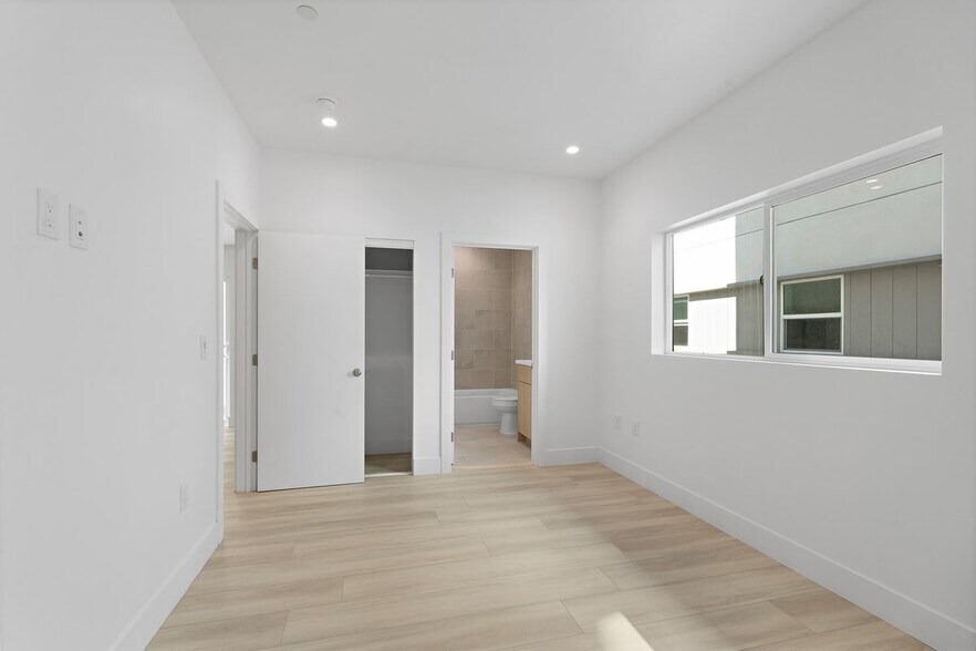 Building Photo - 10961 Calvert St