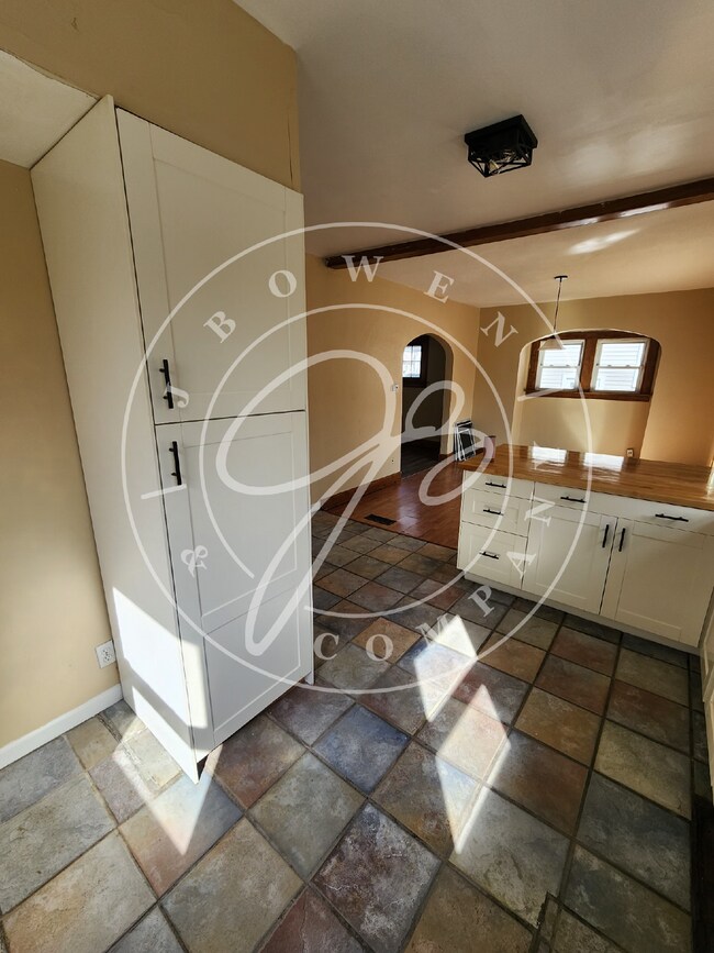 Building Photo - 3 bed 1 bath over 1200 Sq ft. and full basement!