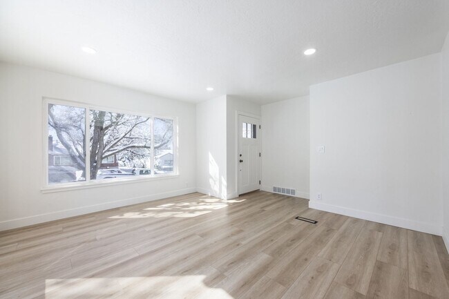 Building Photo - Beautifully Updated 3-Bedroom Home with Modern Upgrades & Spacious Backyard