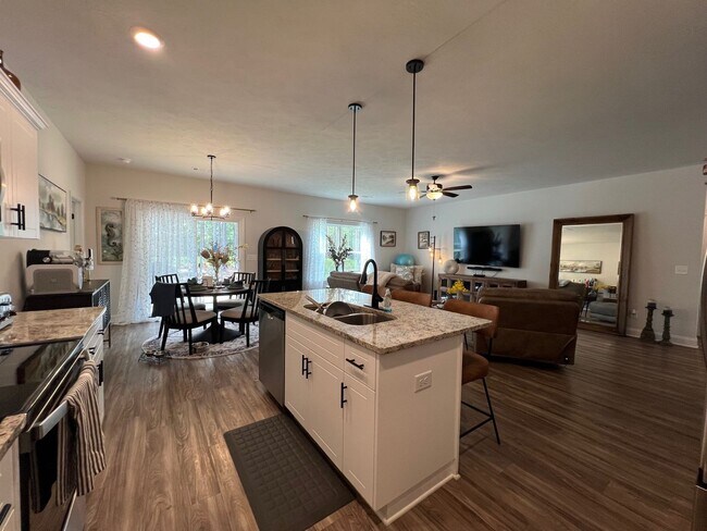Building Photo - 4 Bedroom, 2 Bath Home