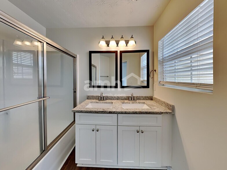 Building Photo - 2540 Marlin Dr