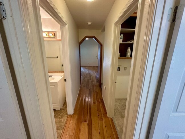 Building Photo - Charming 3 Bedroom 2 Bathroom Home Off Tyl...