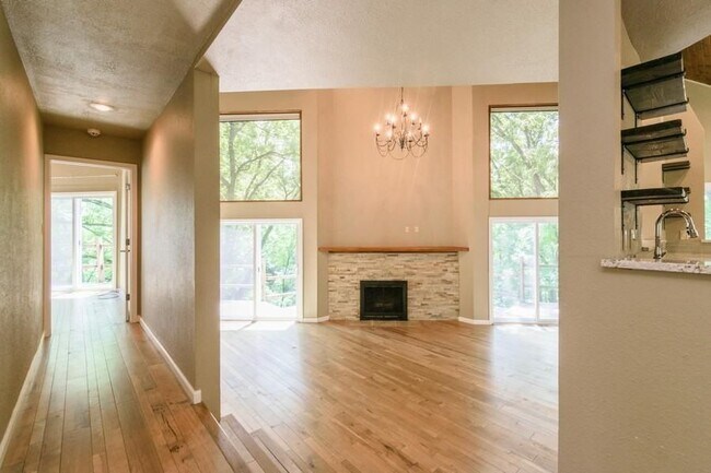 Building Photo - 4702 Dover Dr